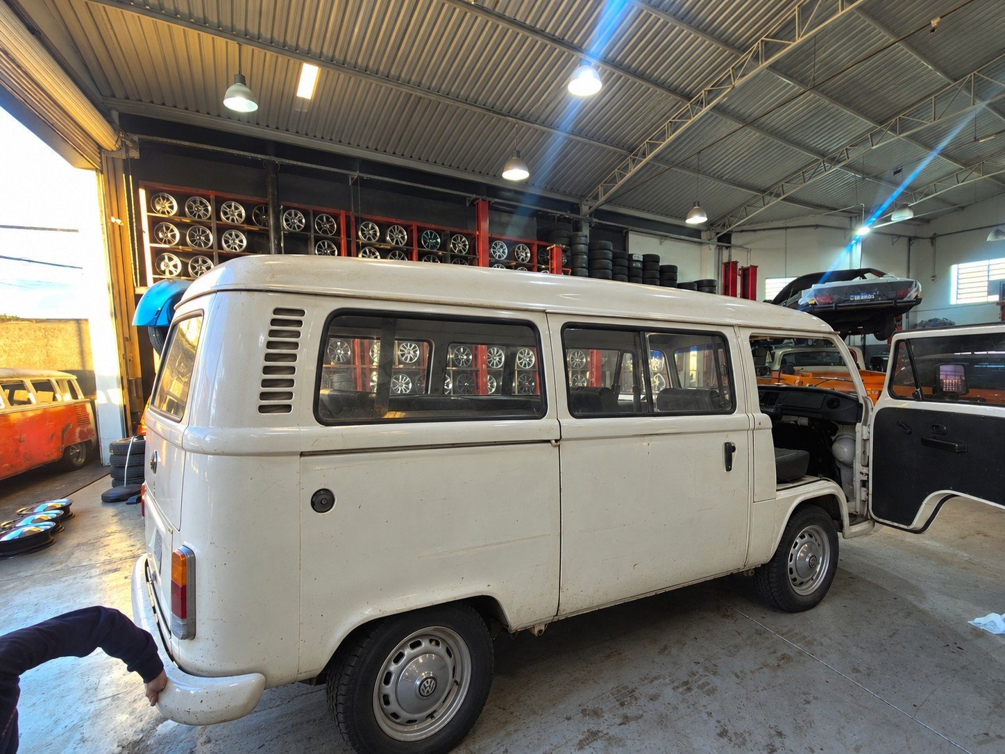 Mesma Kombi antes da transformação, ainda branca e sem identidade visual