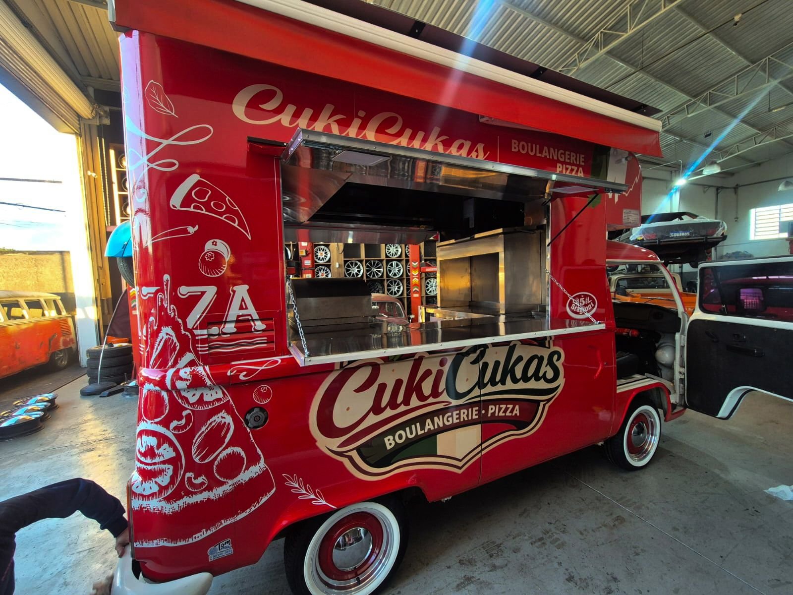 Kombi CukiCukas finalizada pela RCA, food truck de boulangerie e pizza em vermelho